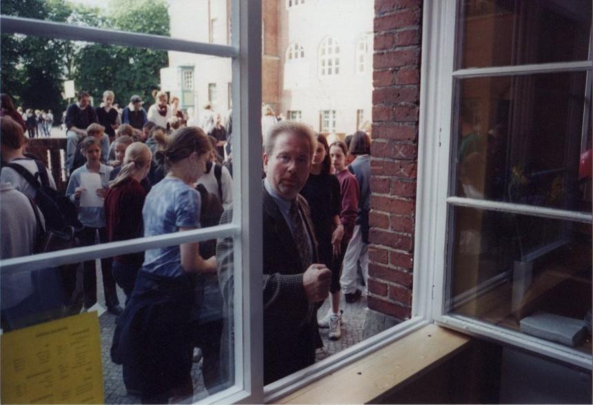 Hr. Mier am Fenster