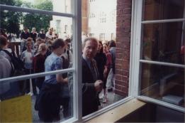 Hr. Mier am Fenster